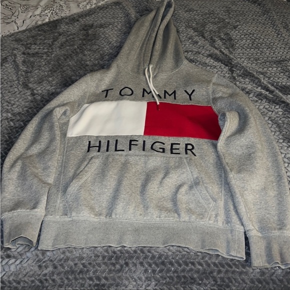 2 Tommy Hilfiger hoodies STEAL - Picture 2 of 5